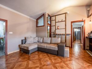 een woonkamer met een bank en een spiegel bij Apartment Emilia Guest House by Interhome in Agliano Terme