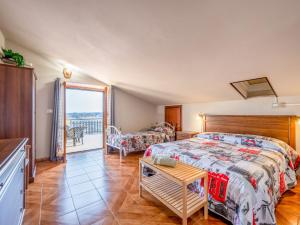 een slaapkamer met een bed en een tafel. bij Apartment Emilia Guest House by Interhome in Agliano Terme