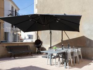 Restoran ili drugo mesto za obedovanje u objektu Holiday Home Avenue du Languedoc by Interhome