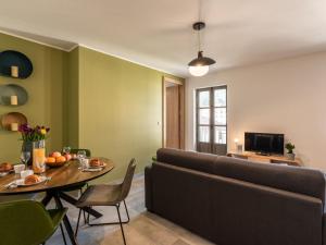 salon ze stołem i kanapą w obiekcie Apartment Padova T2 sup by Interhome w mieście Corte