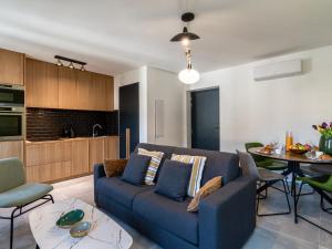 sala de estar con sofá azul y mesa en Apartment Padova T2 sup by Interhome, en Corte