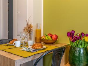 Apartment Padova T2 by Interhome في كورتي: طاولة مع صحن من الطعام و مزهرية من الزهور
