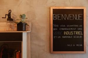 a chalkboard sign on a wall next to a shelf at Appartement thématique: Voyage Industriel in Travers