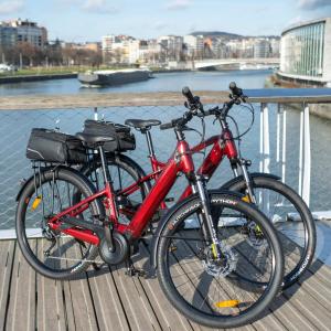 twee fietsen staan geparkeerd op een pier bij het water bij Les Valcaprimontoises in Chaudfontaine