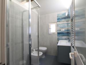 ein Bad mit einem WC, einem Waschbecken und einer Dusche in der Unterkunft Holiday Home Villa Emma by Interhome in Forte dei Marmi
