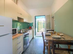 eine Küche mit einem Tisch mit Stühlen und einer Arbeitsplatte in der Unterkunft Holiday Home Villa Emma by Interhome in Forte dei Marmi