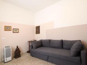 ein Wohnzimmer mit einem grauen Sofa in einem Zimmer in der Unterkunft Holiday Home Villa Emma by Interhome in Forte dei Marmi