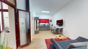 ein Wohnzimmer mit einem Sofa und einer Küche in der Unterkunft SweetHome - Luxus pur - große Küche, Stellplatz, WiFi in Magdeburg