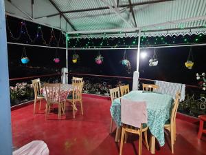 comedor con mesa, sillas y luces en Kalimpong View Homestay, en Kalimpong