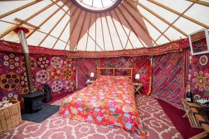Letto o letti in una camera di Festival Yurts Hay-on-Wye