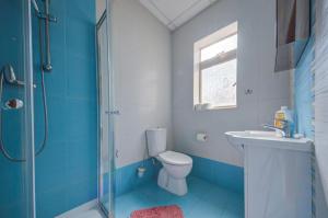 a bathroom with a toilet and a sink and a shower at Valletta 2 bedroom sleeps 6 apartment walking distance to centre and the sea in Valletta
