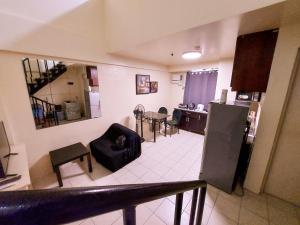 uma vista para uma sala de estar e uma cozinha em Affordable Cozy and Peaceful Loft Condo near Cubao em Manila