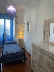 モンテカティーニ・ヴァル・ディ・チェーチナにあるDimora tipica toscanaのベッドルーム1室(ベッド1台、ドレッサー付)