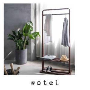 Wotel في Söchau: حمام به مرآة وزرع الفخار