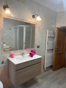 モンテカティーニ・ヴァル・ディ・チェーチナにあるDimora tipica toscanaのバスルーム(洗面台、鏡付)