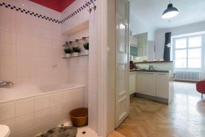 Ένα μπάνιο στο Fairytale Duplex - Billiard - Whirlpool - Home Cinema - Old Town +32 φωτογραφίες