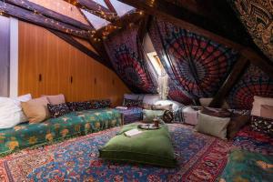 Ένα ή περισσότερα κρεβάτια σε δωμάτιο στο Fairytale Duplex - Billiard - Whirlpool - Home Cinema - Old Town