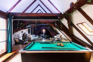 Τραπέζι μπιλιάρδου στο Fairytale Duplex - Billiard - Whirlpool - Home Cinema - Old Town