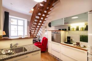 Η κουζίνα ή μικρή κουζίνα στο Fairytale Duplex - Billiard - Whirlpool - Home Cinema - Old Town