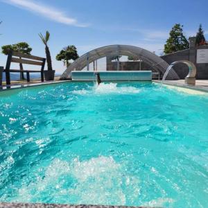 une piscine bleue avec un toboggan dans l'établissement Private Wellness Apartment, à Trebnje