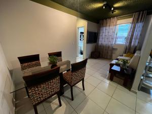 uma sala de estar com uma mesa e cadeiras e um sofá em Apartamento 4 andar Completo em Condomínio Residencial Familiar em Porto Velho