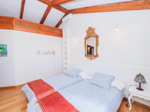 1 dormitorio con 2 camas y espejo en la pared en Cubo's Villa La Gitanilla, en Mijas