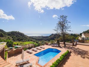 Villa con piscina y tumbonas en Cubo's Villa La Gitanilla en Mijas