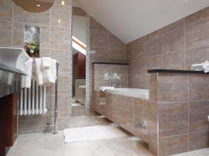 um banheiro grande com banheira e pia em Crystal Springs B&B em Killarney