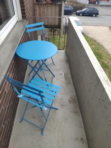 una mesa azul y sillas sentadas en un porche en Gemütliche Wohnung "Charly" zum Wohlfühlen zu allem gut angebunden en Paderborn
