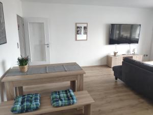 a living room with a table and a couch at Gemütliche Wohnung "Charly" zum Wohlfühlen zu allem gut angebunden in Paderborn