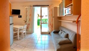 uma sala de estar com um sofá e uma mesa em Villaggio Tivoli em Bibione
