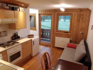 cocina con sofá y mesa en una habitación en Chalet Reiterhäusl, en Ramsau am Dachstein