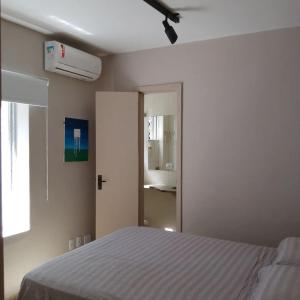 Gulta vai gultas numurā naktsmītnē Apartamento familiar com acesso privativo à Praia Mansa