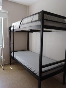 Bunk bed o mga bunk bed sa kuwarto sa Apartamento familiar com acesso privativo à Praia Mansa