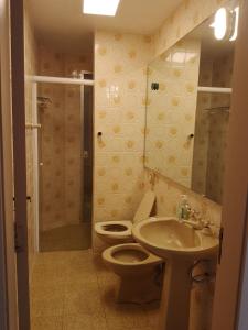 uma casa de banho com um WC e um lavatório em Apartamento familiar com acesso privativo à Praia Mansa em Matinhos