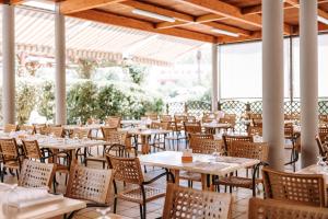 un restaurante vacío con mesas y sillas en VALTUR OTIUM RESORT en Villapiana