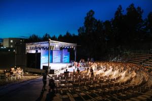 un grupo de personas de pie en frente de un escenario en VALTUR OTIUM RESORT en Villapiana