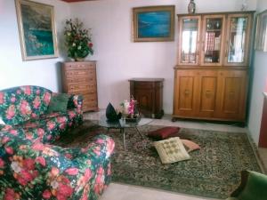 sala de estar con sofá y mesa en Appartamento formula residence, en Casavecchie