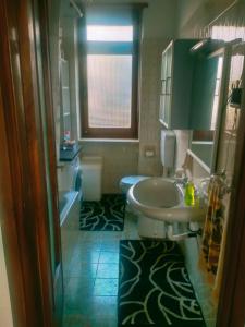 ein Bad mit einem Waschbecken und einem WC in der Unterkunft Appartamento formula residence in Casavecchie