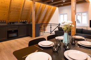 a dining room with a table and a kitchen at Stadtmauer-Apartments - Großzügige luxuriöse Wohnung direkt an der historischen Stadtmauer ideal für Familien in Nördlingen