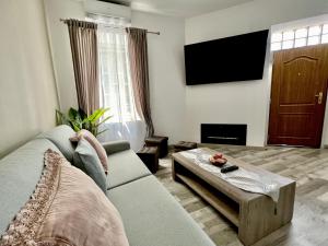 Televízia a/alebo spoločenská miestnosť v ubytovaní Plaza de Toros by United Renters