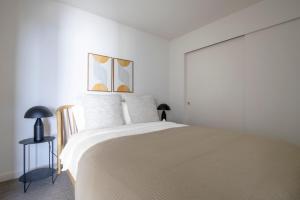 a bedroom with a large bed with white sheets at South Lake Union 1br w wd roof nr Lake Union SEA-503 in Seattle