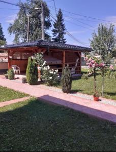 une petite cabine avec une véranda ornée de plantes et de fleurs dans l'établissement Vacation Home MEŠIĆ, à Sarajevo