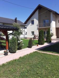 une maison avec une terrasse et une cour dans l'établissement Vacation Home MEŠIĆ, à Sarajevo