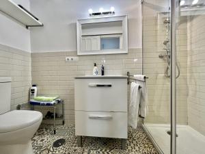 e bagno con lavandino, servizi igienici e doccia. di Bright loft city centre by United Renters ad Alicante