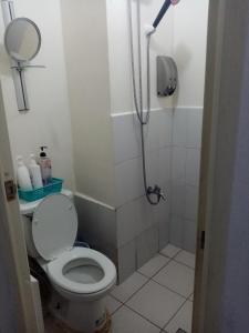 een badkamer met een toilet en een douche bij Aurora Comfy Place in Manilla
