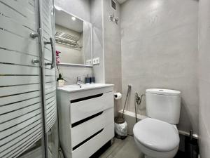 ベニドルムにあるEdificio Don Pepeの白いバスルーム(トイレ、シンク付)