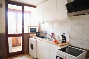 Kuchyňa alebo kuchynka v ubytovaní Guyon - Cosy proche gare Parking facile - Balcon #SirDest