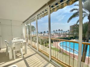 d'un balcon avec une table et des chaises et une vue sur la plage. dans l'établissement Niza 22 by United Renters, à Alicante