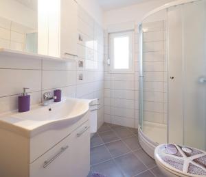 Koupelna v ubytování Apartments Sucic